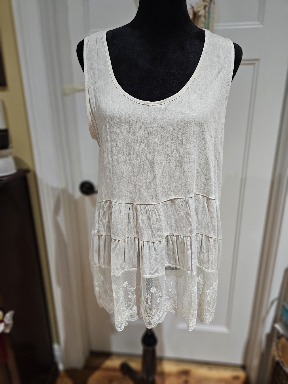 Wrangler Cream Tiered Sleeveless Tunic Tank With Lace Hemline, NWT